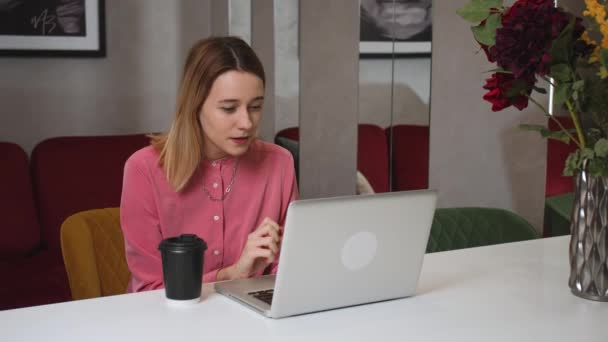 Jovem vencedora entusiasmada olha para laptop celebra sucesso online senta-se em casa. mulher recebe novas oportunidades de trabalho à distância, lê boas notícias no e-mail, se alegra vitória, se sente motivado. — Vídeo de Stock