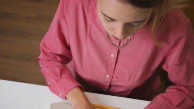 Kadın dizüstü bilgisayarda çalışıyor, evdeki ya da ofisteki bir dizüstü bilgisayarda mesaj yazıyor. Ofiste dizüstü bilgisayarda yazı yazan kadın elleri. Parmaklar klavyede çalışıyor. Serbest bir iş. Yazı, mektup.