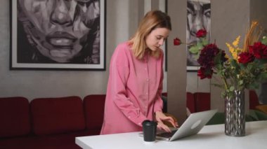 Ekran daktilo mesajlarına bakan genç bir kadın, dizüstü bilgisayarla sohbet eden bir kadın internette gezinen sosyal medyada çalışan ya da evde çalışan bir kadın..