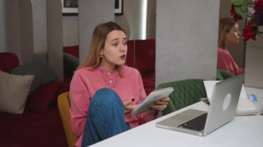 Memnuniyetsiz kızgın kadın ev ofisinde bilgisayar başında çalışıyor ve sohbet ediyor, serbest çalışıyor. Kızgın kadın evde bilgisayarla çalışıyor, evle ya da işyeriyle video görüşmesi yapıyor.