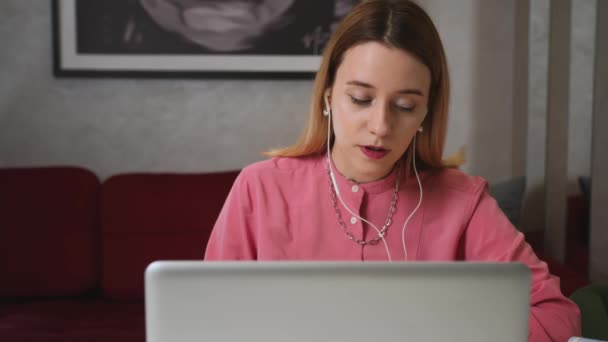 Młoda kobieta nosić słuchawki słuchawki komunikowanie przez konferencję rozmowy wideo mówić patrząc na laptopa w biurze domu, wideo rozmowy kwalifikacyjne. — Wideo stockowe
