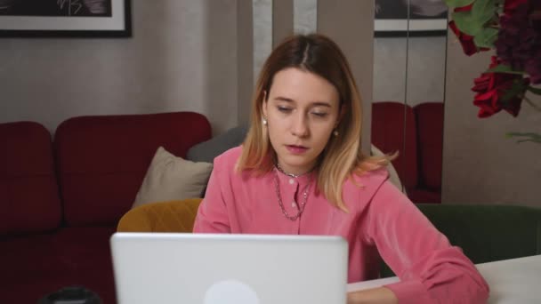 Vermoeide jonge vrouw die werkt op laptop op het thuiskantoor. valt gezicht naar beneden in een bureaublad. Vrouw uitgebrand op het werk. — Stockvideo