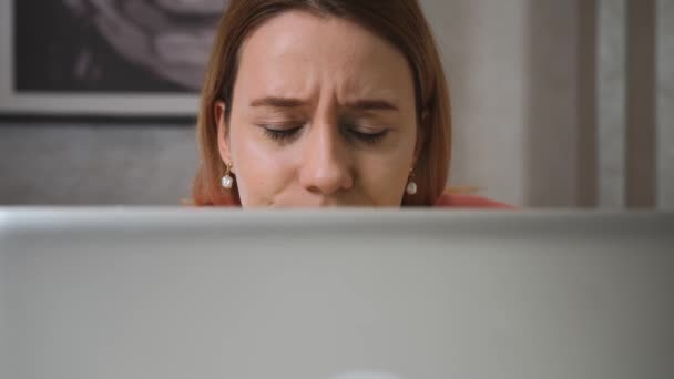 Közelről aggódó, szomorú üzletasszony arcát nézi laptop az otthoni irodában. Közelkép egy zaklatott nőről, aki munkahelyi hibákra gondol. Egy szomorú lány portréja, aki laptopot néz. Depressziós munkavállalói munka — Stock videók