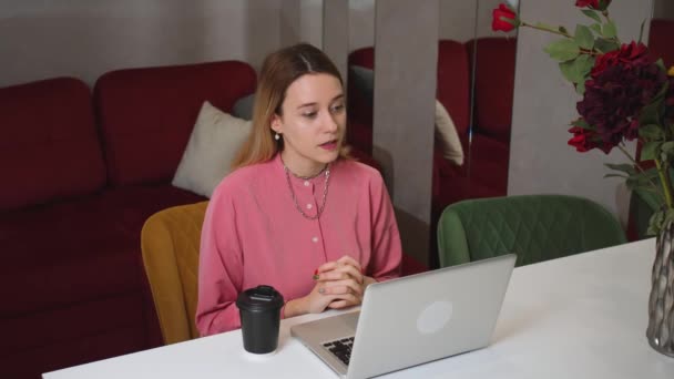 Poważne kobieta badania online, patrząc na laptopa, skupiona młoda kobieta dokonać rozmowy wideo czat w domu. — Wideo stockowe