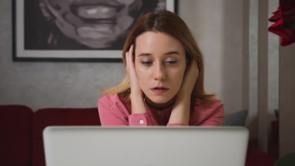 Zamknij się zmęczona smutna twarz bizneswoman patrząc na laptopa w biurze domu. Zbliżenie zdenerwowanej kobiety myślącej o błędach w pracy. Portret smutnej dziewczyny wyglądającej jak laptop. Pracownik w depresji pracuje nad — Wideo stockowe