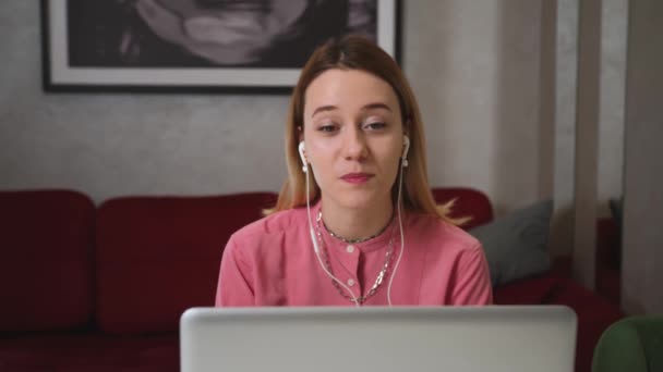 Młoda kobieta nosić słuchawki słuchawki komunikowanie przez konferencję rozmowy wideo mówić patrząc na laptopa w biurze domu, wideo rozmowy kwalifikacyjne. — Wideo stockowe