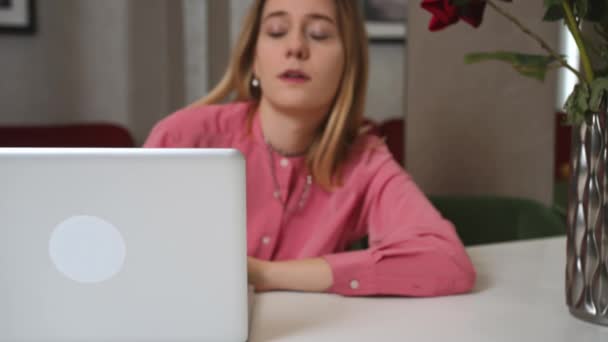 Zmęczona młoda kobieta pracująca na laptopie w biurze. spada twarzą w dół do pulpitu. Kobieta wypalona w pracy.. — Wideo stockowe