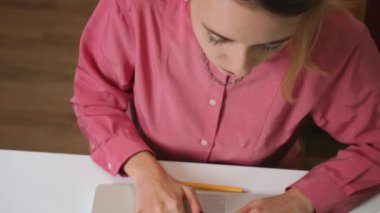 Kadın dizüstü bilgisayarda çalışıyor, dizüstü bilgisayarda mesajlar yazıyor, kız öğrenci evde ya da ofiste ders veriyor. Ofiste dizüstü bilgisayarda yazı yazan kadın elleri. Parmaklar klavyede çalışıyor. Serbest çalışma.