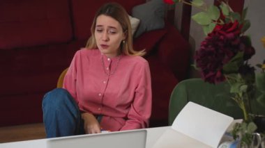 Depresyondaki kadın evde oturup görüntülü konuşma yaparken dizüstü bilgisayarla ağlıyor. Üzgün kadının evde görüntülü sohbeti var..