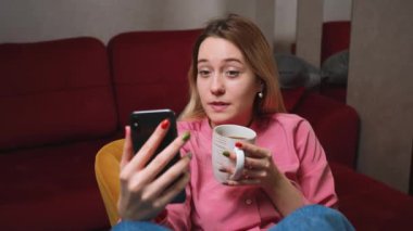 Rahatlamış Kadın, evde arkadaşları ve ailesiyle gülümseyen ve konuşan bir video görüşmesi yapıyor, kahve içiyor. Görüntülü konuşma yapan bir kadın, ofisteki ekiple çevrimiçi toplantı yapıyor.