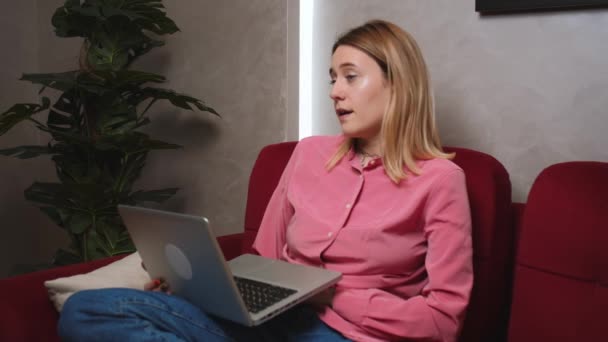 Jonge vrouw heeft video bellen chatten voor externe sollicitatie met behulp van laptop webcam conferentie werk op kantoor. — Stockvideo