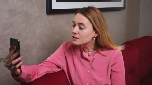 Η Θυμωμένη Γυναίκα κάνει βιντεοκλήση μιλώντας στον καναπέ στο σπίτι. ενοχλημένη γυναίκα που έχει video cal, σε απευθείας σύνδεση συνάντηση με την ομάδα στο γραφείο στο σπίτι. — Αρχείο Βίντεο