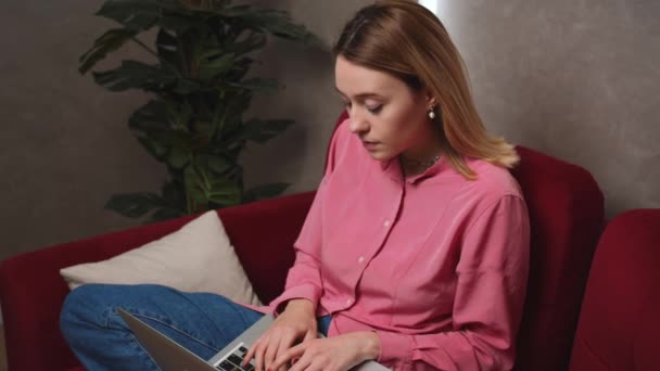 Occupata donna caucasica arrabbiata seduta sul divano a casa a lavorare sul computer portatile. Libera professionista femminile. — Video Stock