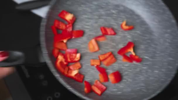 Kızarmış patates kızartması. Uçan sebzeler. Ateş ve kömürde pişirme. Yavaş çekim — Stok video