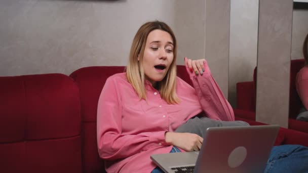 Υποκριτική γυναίκα βιντεοκλήση με laptop στο σπίτι καναπέ έννοια — Αρχείο Βίντεο