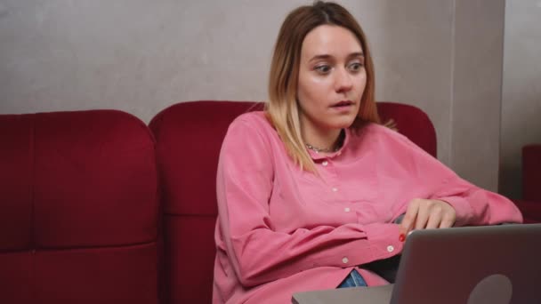 Emotionale junge Kaukasierin schaut auf Laptop-Bildschirm, liest E-Mail mit unerwarteten erstaunlichen Neuigkeiten, feiert Online-Lottogewinn, Hochschulzulassungsanzeige oder Traumjob-Angebot. — Stockvideo