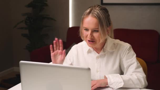 Sonriente joven mujer tiene videollamadas de chat para la entrevista de trabajo remoto utilizando portátil webcam conferencia de trabajo en casa oficina. — Vídeos de Stock