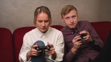 Gençler televizyon karşısında kanepede otururken konsolda video oyunu oynuyorlar. Milenyum çifti evde birlikte vakit geçiriyor..