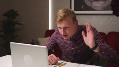 Gülümseyen iş adamı bilgisayardaki video konferansında merkez ofiste konuşuyor. Laptopta arkadaşıyla görüntülü konuşma yapan yakışıklı bir adam.. 