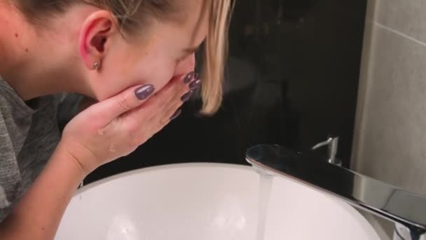 Krásná žena si myje obličej v koupelně doma, krása a životní styl konceptu. — Stock video