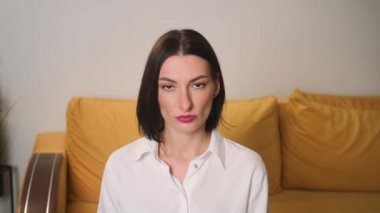 Kendine güvenen genç ve çekici bir iş kadınının portresi kameraya bakıyor.