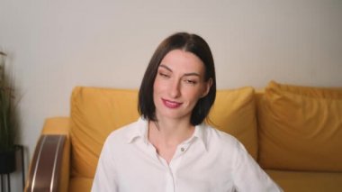 Kendine güvenen genç ve çekici bir iş kadınının portresi. Kameraya bakıyor. Başarılı, güzel, mutlu bir kadın.