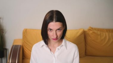 Kendine güvenen genç ve çekici bir iş kadınının portresi kameraya bakıyor.