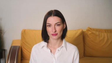 Kendine güvenen genç ve çekici bir iş kadınının portresi kameraya başarılı bir şekilde bakıyor.