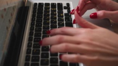 Kapatın. Dizüstü bilgisayarda yavaş çekimde yazan kız elleri. Kapalı kapılar ardında ofis bilgisayarına mektup yazan serbest çalışan bir kadın var..