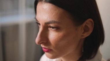 - Yakın çekim. Kendine güvenen genç ve çekici bir iş kadınının portresi ev ofisinde başarılı, güzel bir kadın. yavaş çekim
