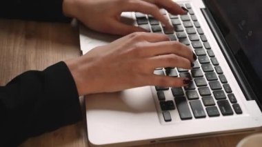 Kapatın. Dizüstü bilgisayarda yavaş çekimde yazan kız elleri. Kapalı kapılar ardında ofis bilgisayarına mektup yazan serbest çalışan bir kadın var..