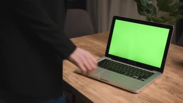 Kaukázusi üzletasszony kezd dolgozni laptop zöld képernyős chromakey az otthoni irodában. A lány keze gépel a laptop zöld képernyőjén lassítva. Szabadúszó nő levelet ír laptopon. — Stock videók