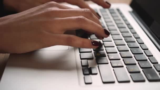 Fecha. Mãos de menina digitando no laptop câmera lenta. Fechar mulher freelancer escrevendo carta no laptop em casa escritório. — Vídeo de Stock