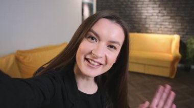 Kafkas etkisi kamerayı evde video kaydetmek ya da video görüşmesi yapmak için tutuyor. Mutlu gülümseyen kadının görüntülü konuşma hakkı var..