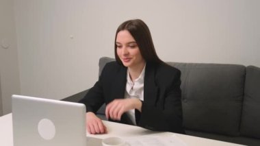 Gülümseyen genç iş kadınının bilgisayarlı webcam konferansı konferansını kullanarak uzaktan iş görüşmesi için video çağrısı var.. 