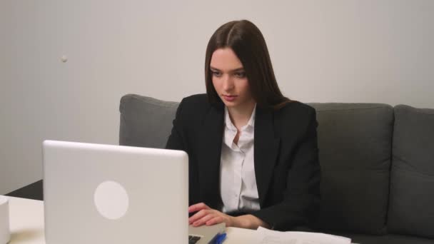 Empresaria trastornada usando laptop se siente frustrada loca por el problema, leyendo malas noticias en las redes sociales. Mujer que trabaja en casa u oficina. — Vídeos de Stock