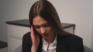 - Yakın çekim. Burun köprüsü şakaklarına masaj yapan yorgun bir kadının portresi. Stresli, sağlıksız bir kadın migren, panik atak ve yüksek tansiyon yüzünden yorgun hissediyor..