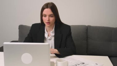 Odaklanmış genç iş kadınının bilgisayarlı webcam konferansı konferansını kullanarak uzaktan iş görüşmesi için video çağrısı var.. 