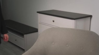  Rahat koltukta dinlenen yorgun genç iş kadını. Rahatlamış kız kameraya bakıyor, gülümsüyor, evinde dinleniyor. Kadın rahat bir dairede stres hissetmiyor..