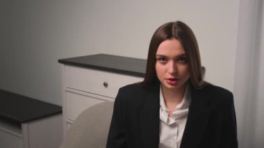 Agresif İş Kadını 'nın portresi, ofisteki koltukta oturup görüntülü konuşma yapıyor. Görüntülü aramada konuşan üzgün kadın..