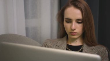 - Yakın çekim. Yorgun genç kadının portresi işini bitirdi, dizüstü bilgisayarla ekran daktilo mesajlarına bakıyor, internette sohbet ediyor, internette sosyal medyada çalışıyor ya da evde çalışıyor.. 