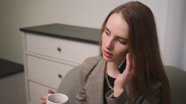 Evde akıllı telefondan konuşan, arkadaşlarıyla iletişim kuran, erkek arkadaşı ya da ailesiyle sohbet eden, evdeki kanepede oturup kahve içen bir kadın..