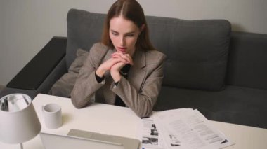  Bilgisayarla çalışan bir kadın, online uzaklık eğitimi, video konferansı. Bayan öğrencinin evde online dersi var..