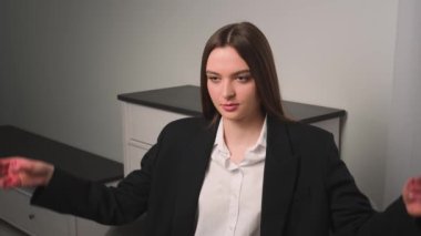 Düşünceli, sakin, yoga yapan güzel iş kadını mola ver. Ofiste gözlerini kapat. Genç bayan meditasyon yapıyor..