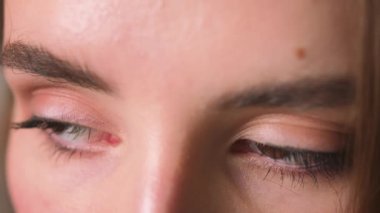 Kadın Surat 'ın kapanışı, Kız Güzel Gözlerini açıyor, Çekici Kadın. Doğal Güzellik. Uzun kirpikleri ve çekici görünüşü olan muhteşem bir kadın.