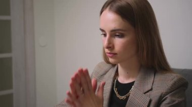 - Yakın çekim. Üzgün, endişeli, bunalımda olan genç bir kadının portresi. Hayal kırıklığına uğramış, sorunlarını düşünen yalnız bir kadın.. 