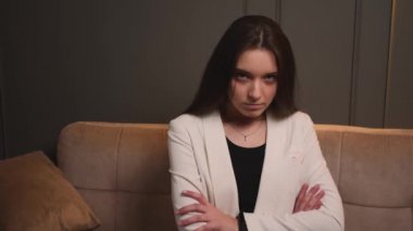 Kendine güvenen genç ve çekici bir iş kadınının portresi kameraya bakıyor.