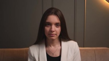 Kendine güvenen genç ve çekici bir iş kadınının portresi kameraya bakıyor.