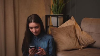 Heyecanlı mutlu kadın telefon ekranına bakıyor, çevrimiçi galibiyeti kutluyor, akıllı telefonu tutuyor, beklenmedik bir mesajla ya da e-postayla iyi haberler okuyor.