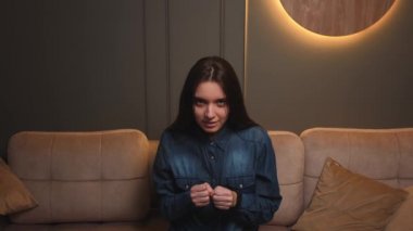 Heyecanlı genç kadın koltuğa otur, zaferi kutla, kadının evde güzel haberleri var..